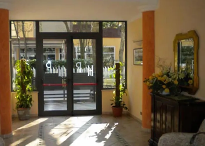 Hotel con piscina: Hotel Prater